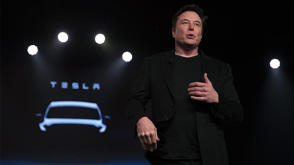 Elon Musk en costume noir présente la nouvelle Tesla Y à Los Angeles 