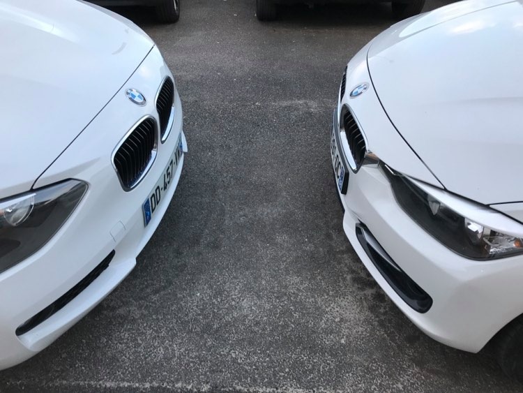 2 voitures bmw blanches en période de confinement