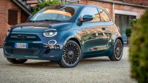 photo d'une Fiat 500 électrique bleue