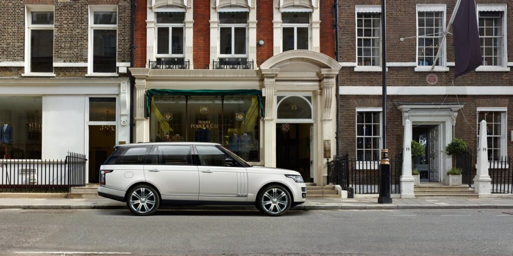 Range Rover blanc garé dans une rue de Londres